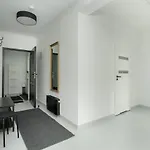 Beautiful House With Balcony, Ideal For Families By Renters *