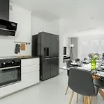 Beautiful House With Balcony, Ideal For Families By Renters Σπίτι διακοπών Πόζναν