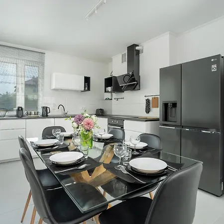 Beautiful House With Balcony, Ideal For Families By Renters Poznaň