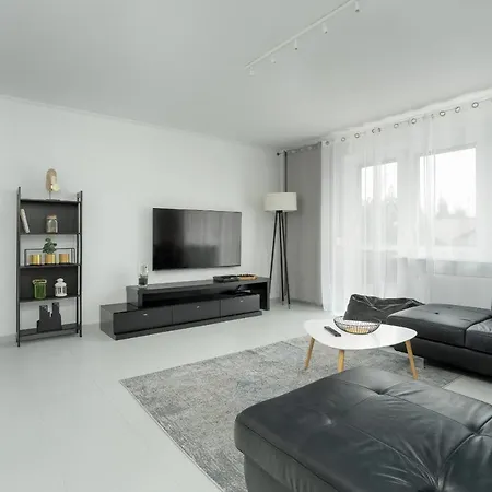 Beautiful House With Balcony, Ideal For Families By Renters