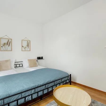 Beautiful House With Balcony, Ideal For Families By Renters Semesterbostad *