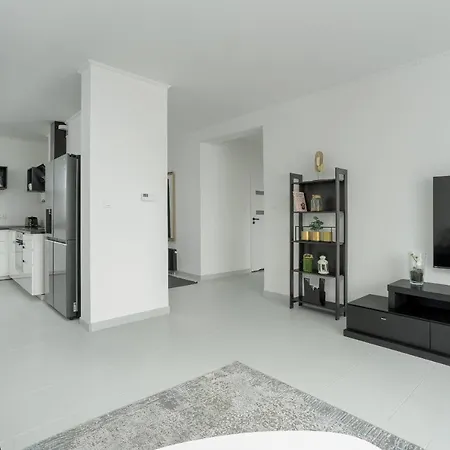 Beautiful House With Balcony, Ideal For Families By Renters