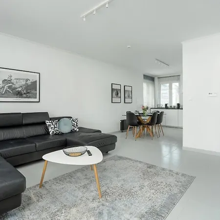 Beautiful House With Balcony, Ideal For Families By Renters Poznań