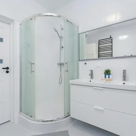 Beautiful House With Balcony, Ideal For Families By Renters * Poznaň