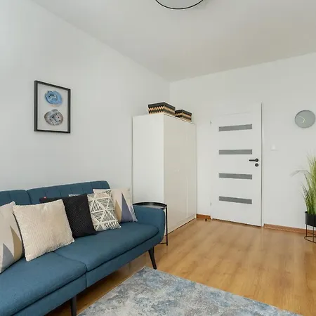 Semesterbostad Beautiful House With Balcony, Ideal For Families By Renters *