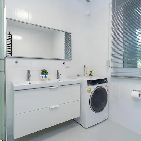 Beautiful House With Balcony, Ideal For Families By Renters Poznaň