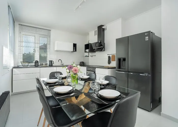 Beautiful House With Balcony, Ideal For Families By Renters Poznań