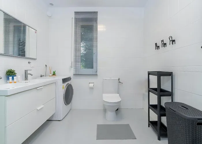 Semesterbostad Beautiful House With Balcony, Ideal For Families By Renters *