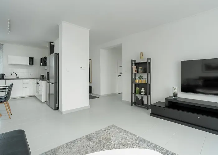 Beautiful House With Balcony, Ideal For Families By Renters