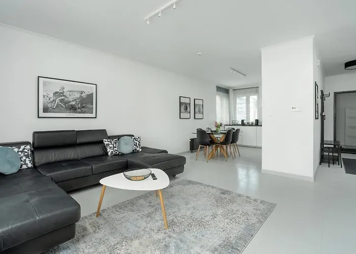 Beautiful House With Balcony, Ideal For Families By Renters Poznań