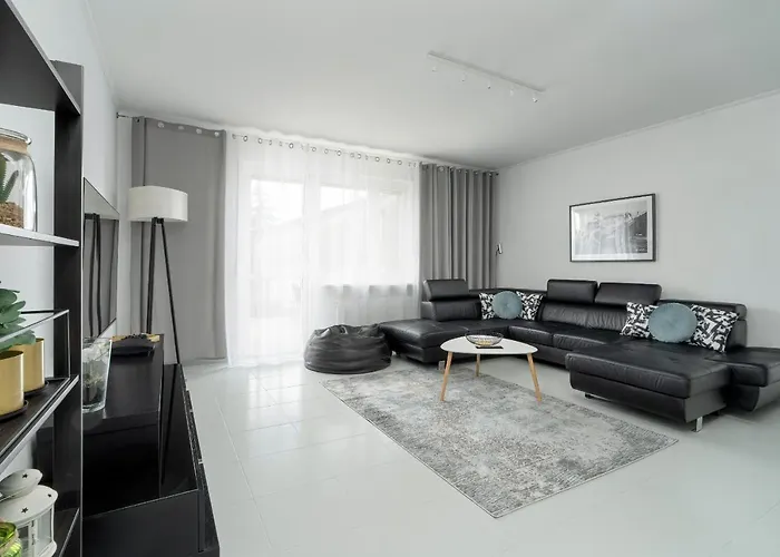 Semesterbostad Beautiful House With Balcony, Ideal For Families By Renters