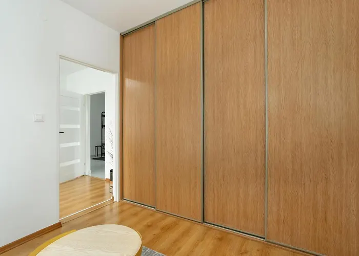 Semesterbostad Beautiful House With Balcony, Ideal For Families By Renters *