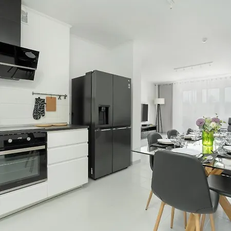 Beautiful House With Balcony, Ideal For Families By Renters Prázdninový dům Poznaň